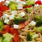 Con brécol, tomate natural, queso feta y albahaca podrás tener en muy pocos minutos un plato completo y nutritivo. Puedes leer la receta aquí.