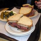 Nueva York ha sido protagonista de muchas películas, y sus bares y restaurantes también. Es el caso del Katz’s Deli, lugar donde se rodó una de las escenas más famosas de “Cuando Harry encontró a Sally”. Abierto desde 1888 es uno de ...