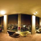 En la Tower 42, exactamente en el último piso, se encuentra este bar de cócteles. La cosa no iría a más si no fuera porque el número 42 indica exactamente eso, la planta en la que está. El bar es circular y con ventanas en los 360º, lo q...