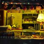 Literalmente, es así. Este bar se cae a trozos. El concepto de “bar en ruinas” está muy extendido por Budapest y de lo que se trata es de utilizar edificios abandonados para montar bares y pubs con cierto toque moderno. Es el caso del Szim...