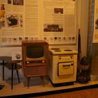 El Sybille fue uno de los cafés más populares de Berlín. De hecho, se mantiene tal cual era en los años ’60 y ofrece, además de los servicios típicos de un café, exposiciones de arte, colecciones de juguetes y otras cosas de la etapa so...