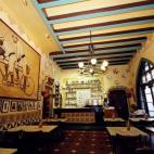 En los bajos de la Casa Martí, una obra de José Puig i Cadafalch, se encuentra Los 4 gatos, un bonito café de Barcelona que en su tiempo fue punto de reunión de artistas como Picasso y Rubén Darío entre otros grandes. Pero, sin duda, lo me...