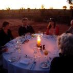 Esta formación rocosa de Australia tiene una gran utilidad. Además de ofrecer unas vistas únicas existe la posibilidad de cenar al estilo Sounds of Silence. Naxos tiene los detalles de esta experiencia única: “Cóctel de bienvenida al atar...