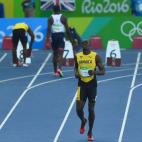 El estadio ha roto en una ovación cerrada cuando Bolt a saltado a la pista para calentar en la penúltima serie de clasificación de los 100 metros lisos.