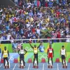 Los aficionados no sabían si fotografiar la pista o las pantallas del estadio. Mientras en la pista, la estrella abría los brazos a sus seguidores.