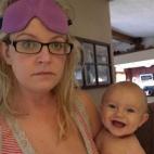 "O bebê não quer dormir e eu fiquei acordada a noite toda cuidando dele... Mas ele está só sorriso!"