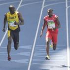 Tras una mala salida ha tenido que remontar, por eso cuando llegaba a la cabeza de la carrera empezó a mirar a la izquierda para ver dónde estaba su principal rival, el Andrew Fisher (Bahréin)