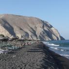Entre otras muchas maravillas, Grecia es famosa por sus preciosas playas, especialmente por las de sus islas. Para esta lista resulta perfecta Perissa, en Santorini. Junto a Perivolos conforma tres kilómetros de arena negra. Pero también escon...