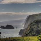 Esto es Hawai, así que estamos hablando de palabras mayores. Como va implícito en su propio nombre, Pololu es un valle junto a la montaña Kohala: para acceder a su playa hay que hacerlo andando, ya que no se puede pasar con coche. Su playa ne...
