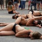 Animalistas se desnudan en Barcelona para pedir fuegos artificiales sin sonido