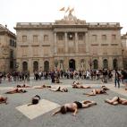 Animalistas se desnudan en Barcelona para pedir fuegos artificiales sin sonido