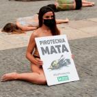 Animalistas se desnudan en Barcelona para pedir fuegos artificiales sin sonido