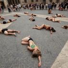 Animalistas se desnudan en Barcelona para pedir fuegos artificiales sin sonido