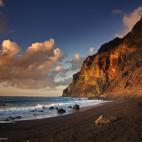 En La Gomera, Valle Gran Rey es un municipio de la costa suroeste de la isla. Y allí, en un lugar casi secreto, está esta playa de arena negra donde se puede disfrutar de un atardecer y una tranquilidad únicas. Ver más fotos de Gran Rey