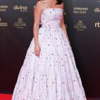 Con un diseño de alta costura de Chanel.