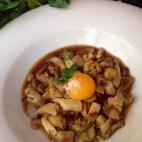 Ingredientes: — 800 gr de boletus — 1 cebolla — 3 ajos — Perejil — 1⁄2 brandy — 1⁄2 dcl vino tinto — Jugo de carne — 4 yemas de huevo — 2 dcl aceite de oliva virgen extra Elaboración: Picamos la cebolla y el ajo...