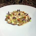 Ingredientes: — 450 gr de boletus edulis muy frescos — Aceite de oliva virgen extra — Semillas de cardamomo verde — 1⁄4 litro de mayonesa — 1⁄2 Ajo — Perejil —Brotes de Sakura Elaboración: Limpiar bien el boletus...