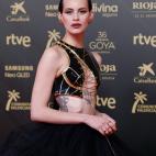 La actriz lleva joyas de Cartier y un dise&ntilde;o de Balmain.