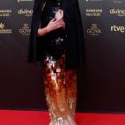 Con un vestido de Givenchy.