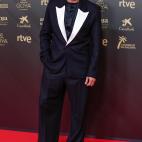 Con traje de Mans Concept.