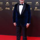 Con traje de terciopelo de Pedro del Hierro.