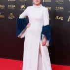 Con vestido de Nelez.