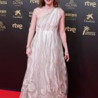 Con vestido y joyas de Dior.