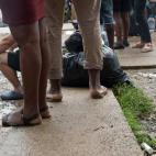 Tras permanecer en Bajo Chiquito entre uno y tres d&iacute;as, las autoridades organizan su traslado a Estaciones de Recepci&oacute;n Migratoria (ERM). Para facilitar el recuento y la distribuci&oacute;n de los migrantes, son separados en la can...