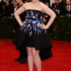 La actriz y directora, Giambatista Valli, en la gala del MET 2014 dedicada al diseñador Charles James.