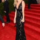 La modelo, de Balenciaga, en la gala del MET 2014 dedicada al diseñador Charles James.