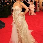 La cantante, vestida de Donna Karan Atelier, en la gala del MET 2014 dedicada al diseñador Charles James.