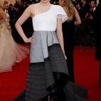 La actriz, vestida de Theyskens, en la gala del MET 2014 dedicada al diseñador Charles James.