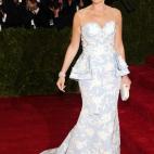 La empresaria y heredera del imperio Estée Lauder vistió un diseño original de Charles James, el homenajeado en la gala del MET 2014.