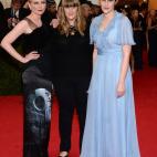 La actriz y las diseñadoras de Rodarte, en la gala del MET 2014 dedicada al diseñador Charles James.