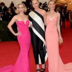 La diseñadora, rodeada de las dos actrices, en la gala del MET 2014 dedicada al diseñador Charles James.