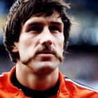 Selección: Holanda (1982) Nivel de bigote: Densidad: Equilibrio: Estilo: Conjunto de la obra: ¿Es una barba? ¿Es un bigote? ¿Es una máscara? No, es Ronald Spelbos representa...