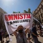 Manifestantes en la puerta del Liceo con pancartas de Amnistía.