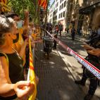 Manifestantes en la puerta del Liceo