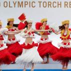 Las bailarinas del Spa Resort Hawaiians Dancing Team, las Hula Girls, en la ceremonia de encendido.