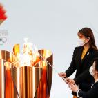 La actriz Satomi Ishihara y al atleta paral&iacute;mpico Aki Taguchi, encendiendo el pebetero ol&iacute;mpico en Nahara (Fukushima).