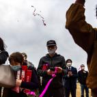 El primer relevo de la antorcha fue seguido por algunos ciudadanos, manteniendo las medidas de seguridad ante la covid.