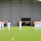 Las futbolistas de la selección nipona de fútbol escoltaron a Azusa Iwashimizu y a la antorcha en el primer recorrido del relevo en Fukushima.