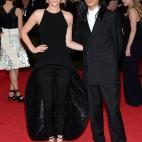 La actriz y el diseñador, del que iba vestida, juntos en la gala del MET 2014 dedicada al diseñador Charles James.