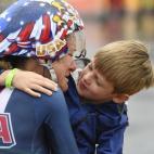 Kristin Armstrong abraza a su hijo Lucas, de 5 años, tras ganar la medalla de oro en la prueba contrarreloj el 10 de agosto en Río.
