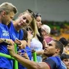 Daniel Narcisse saluda a su mujer Emmanuelle y a su hijo Noa tras el partido que jugó Francia contra Qatar el 9 de agosto en Río.