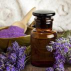 Este aceite, de fragancia tan suave y agradable tiene propiedades relajantes. Su efecto es tranquilizador y aporta calma. Está recomendado especialmente en casos de estrés, ya que reduce las tensiones y además ayuda a conciliar el sueño. Se ...