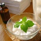 De aroma penetrante, una de sus propiedades más atrayentes es que actúa como un afrodisíaco natural, también actúa como armonizador para tratar problemas de frigidez e impotencia. Inhalar su aroma ayuda a expresar sentimientos, promueve seg...