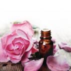 Promueve un estado de equilibrio y contento interior. Se utiliza para estimular pensamientos de amor y afecto hacia otras personas o hacia uno mismo. Se dice que su aroma atrae el amor, ¡ya con eso es suficiente!