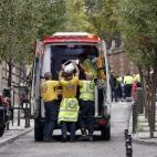 Los equipos de emergencia evacuan a los heridos.