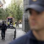 Los equipos de emergencia evacuan a los heridos.